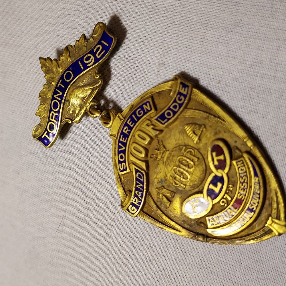 Soverign Grand Lodge Pin Toronto 1921 97th Annual Session Official Souvenir